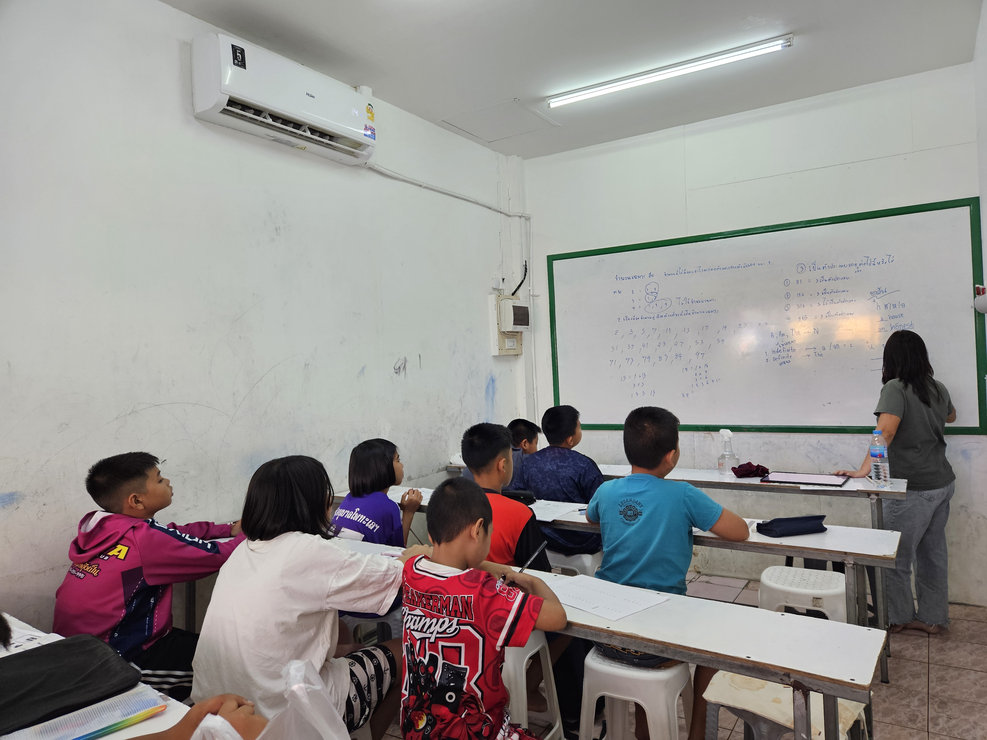 ครูสอนนักเรียนในห้องเรียน Be Learn